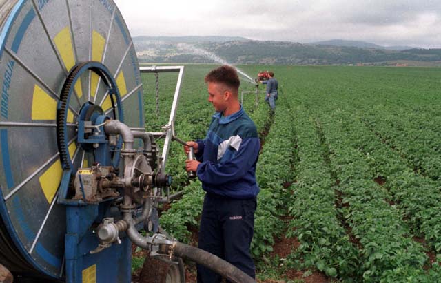 NAvodnjavanje na Krbavskom polju 1997./Foto arhiva Lika pressa  snimio Marko ČULJAT                                                                                                                                                                       